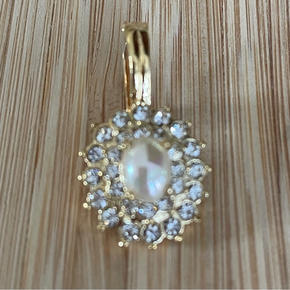 Roman Mother of Pear Gold Colored Diamond Accents Chain Pendant - Picture 7 of 8